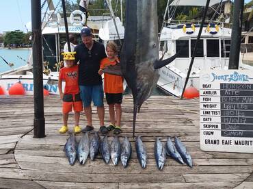 484 lbs Black Marlin caught on Horizon 
