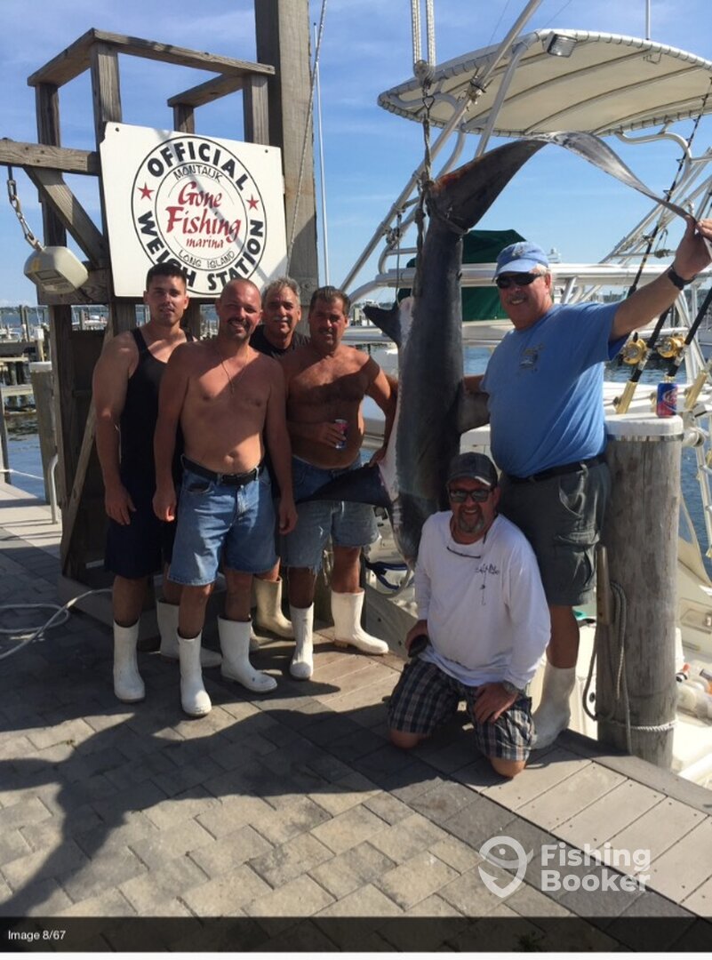 Perullo brothers and friends with 175lb Thresher Shark