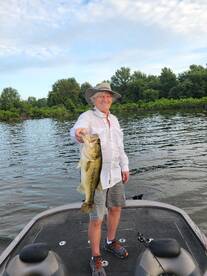 The big bass a chewing!